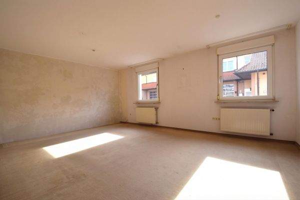 Großes Wohnzimmer im Erdgeschoss