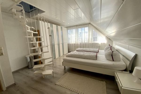 Großzügiges Schlafzimmer