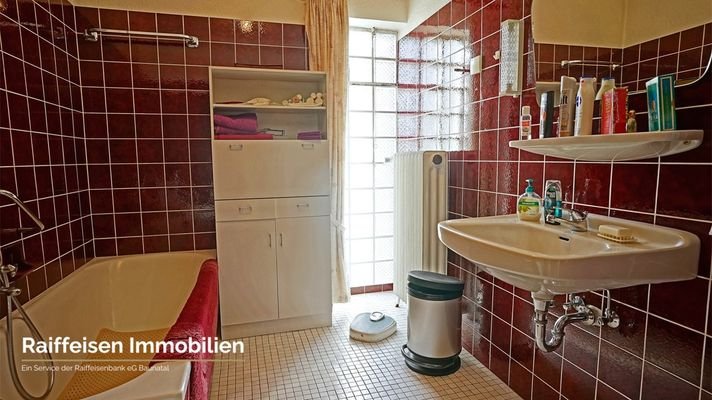 RAIBA IMMO - Wohnen am Sonnenhang 1 - Badezimmer rot