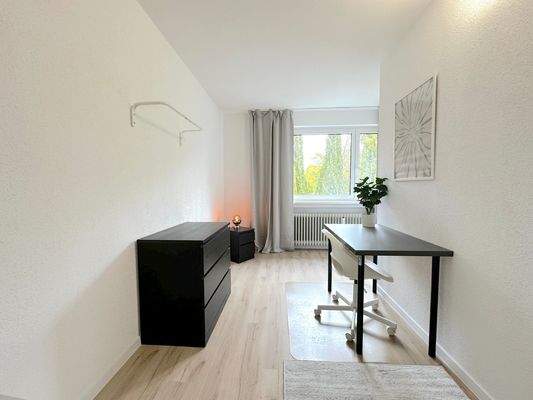 Helles Arbeitszimmer