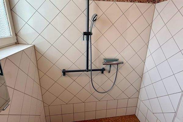Duschbad im Erdgeschoss.