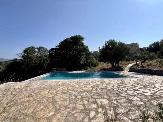 Kreta, Exo Lakkonia: Villa auf dem Land mit Pool, Olivenhain und Bergblick zu verkaufen