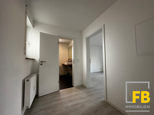 Duschbad (links), Schlafzimmer (rechts)