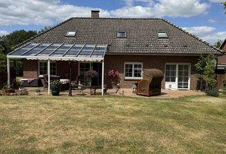 Außenansicht mit überdachter Terrasse