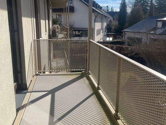 Großzügiger Balkon mit Zugang von Wohn- und Schlafzimmer.