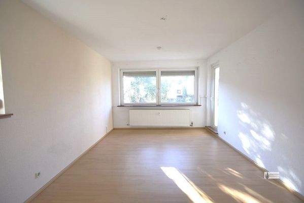 Wohnzimmer mit Balkonzugang