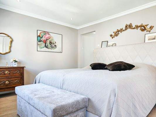 10. Schlafzimmer mit Dachterrasse und Bad en Suite.jpg