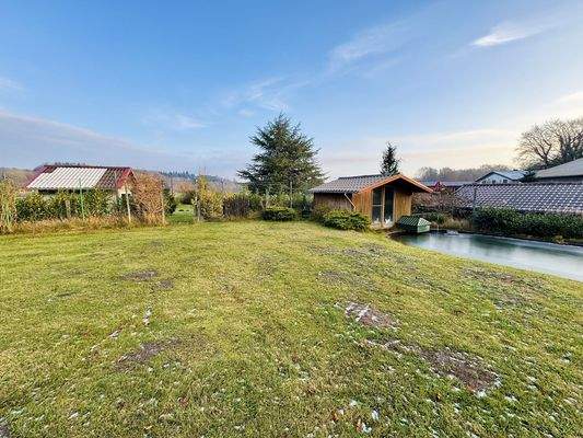 3. Gartenbereich mit Teich und Entenhaus