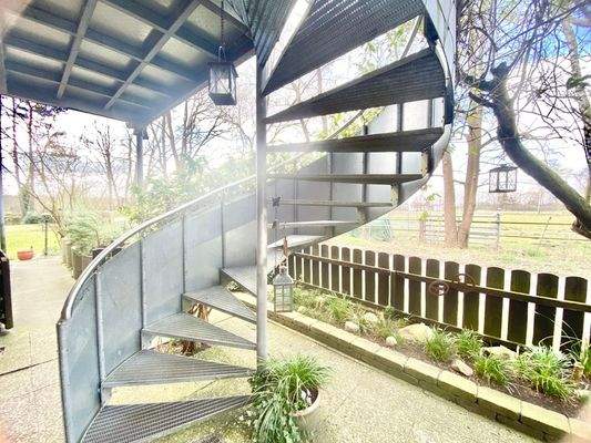 Außen Wendeltreppe ins OG