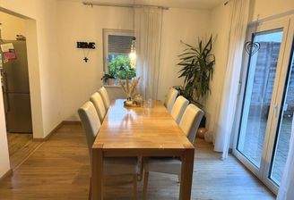 Esszimmer mit Terrassenzugang