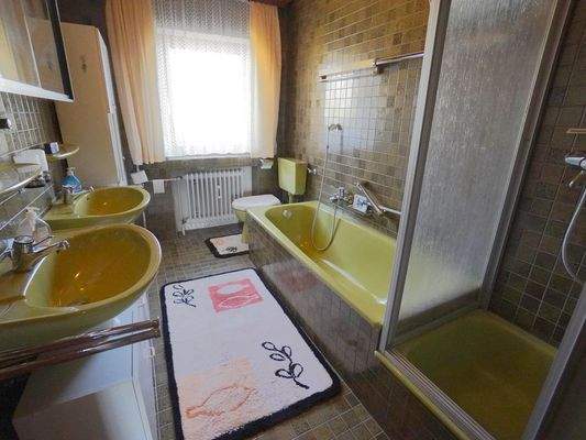 Badezimmer EG mit Doppelwaschbecken, Badewanne, Dusche und WC