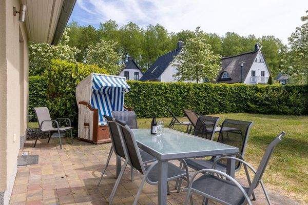 Hausansichten mit Terrassen und Wiese, Gerätehaus 