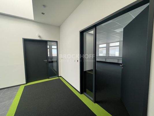 Büroflur + Glaselemente