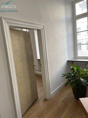 Konferenzraum Durchgang zu Hauptbüro