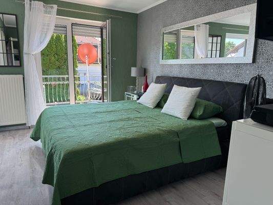 Schlafzimmer mit Balkon