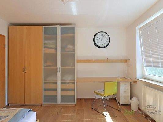 Kleiderschrank und Schreibtisch