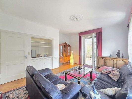 EG: Wohnzimmer mit direktem Zugang zum Panorama-Wi