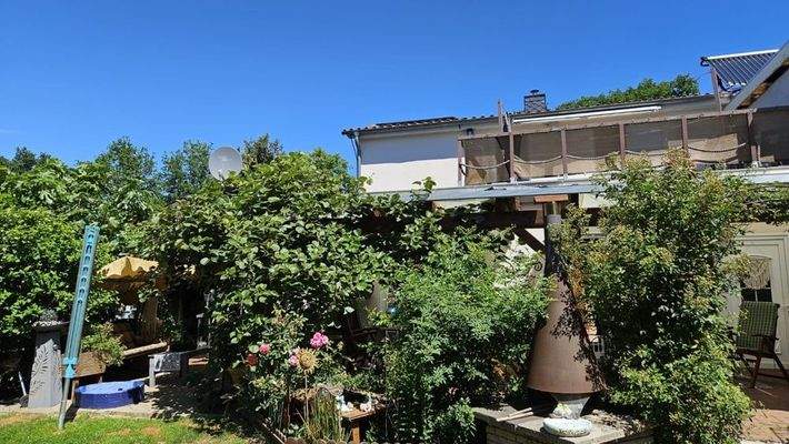 Rückseite im Sommer