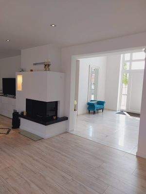 Wohnzimmer Ansicht zu Kamin u. Eingangsdiele.jpg