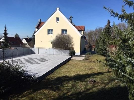 Garten und Terrasse über der Garage