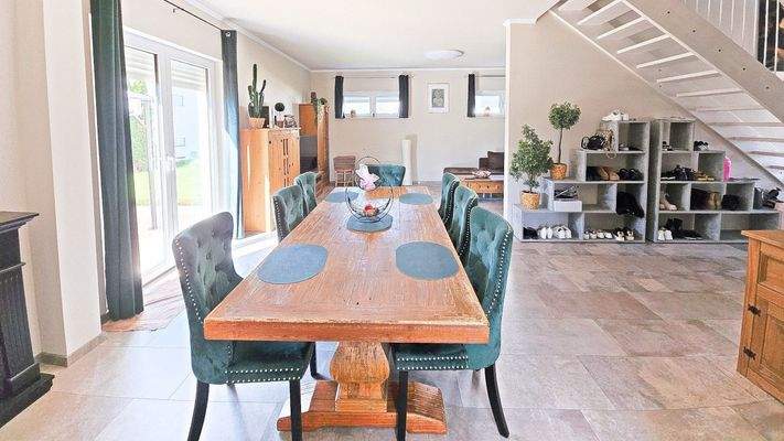 Esszimmer mit Blick zum Wohnzimmer