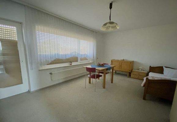 Zimmer im Obergeschoss mit Zugang zum Balkon