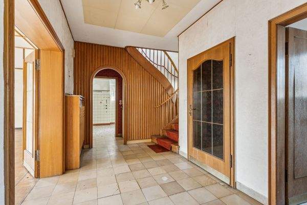 Eingangsdiele mit Durchgang zur Küche