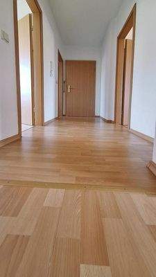 Flur (Sicht zur Eingangstür)