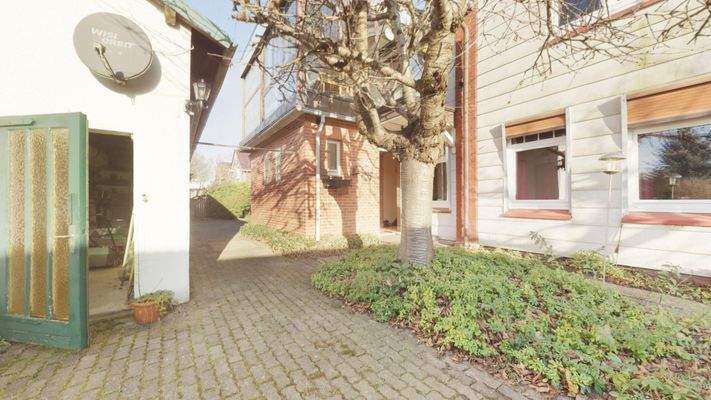 Eingang zur Wohnung oben und Nebengebäude