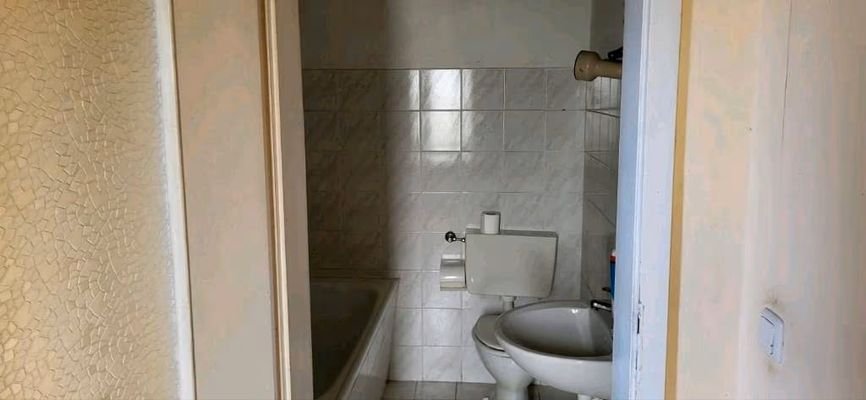 13. Bad fensterlos mit Badewanne.jpg