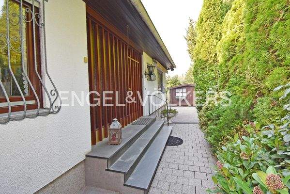 Hauseingang mit Terrasse und Gartenhaus