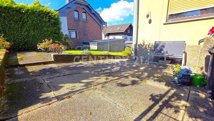 Kleine gemütliche Terrasse hinter dem Haus