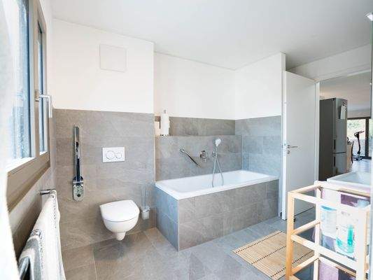 Badezimmer mit Badewanne und Dusche