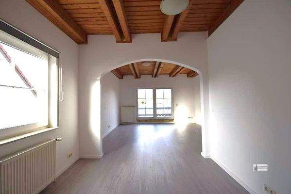 Blick vom Esszimmer durch das Wohnzimmer zum Balkon