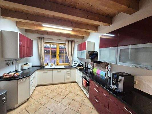 Küche mit Einbauküche