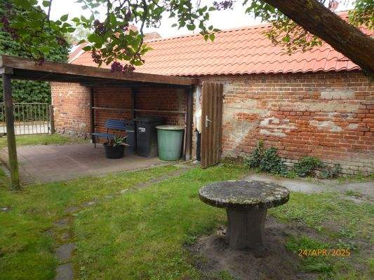 Stall Rückseite und Carport!