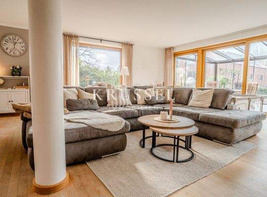 ... und direktem Zugang zur Glas-Pergola, die den Wohnraum nach außen erweitert