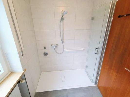 Badezimmer mit bodengleicher Dusche (renoviert)