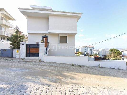 Villa with Private Garden 300 m from the Sea in İzmir Seferihisar