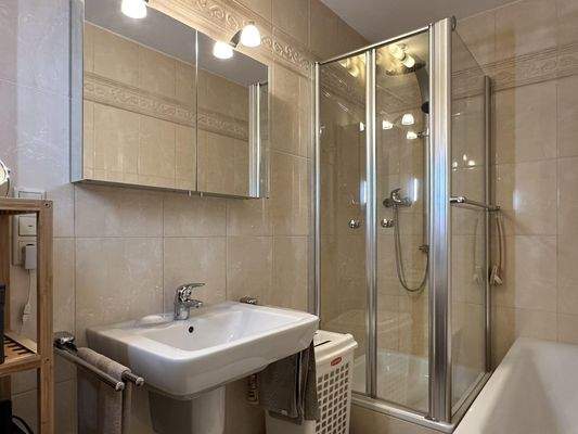 Bad (Wanne u. Dusche)