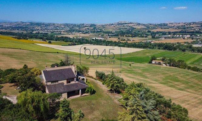 Elegante Villa mit Meerblick in der bezaubernden Hügellandschaft der Marken