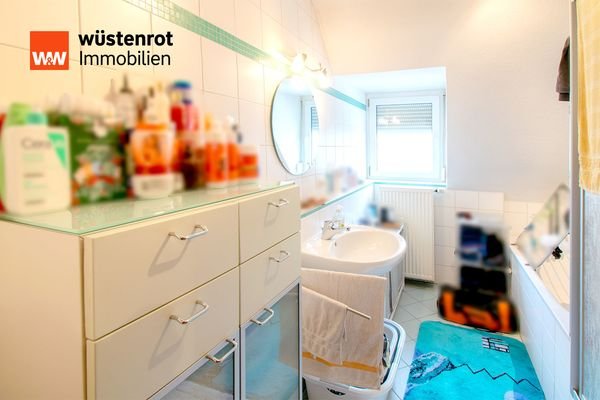 Hs 48 Whg. DG links Badezimmer