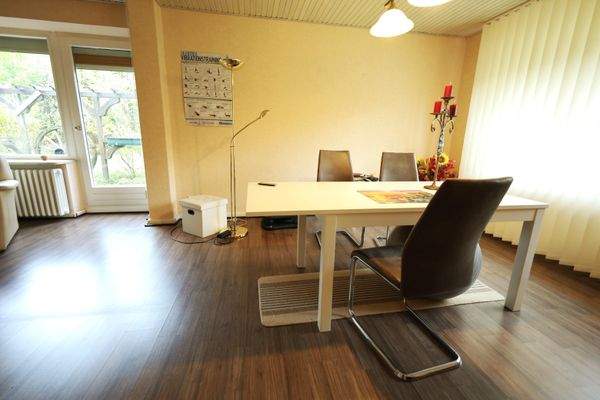 Heller Esszimmerbereich mit Fenster