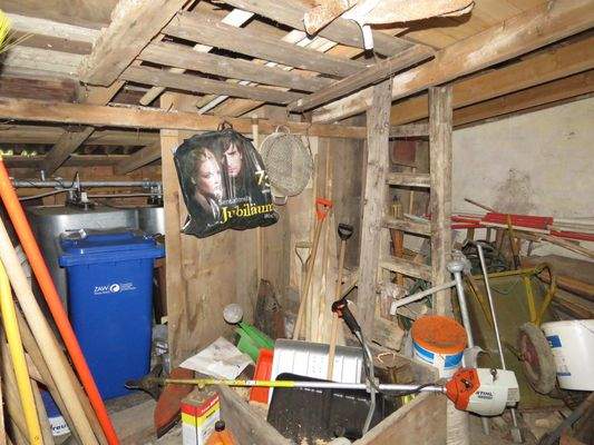 Holzschuppen mit Öltanks 