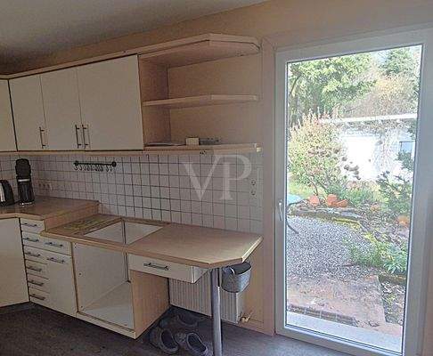 Küche mit Durchgang zum Garten