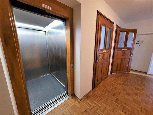 Zugang Wohnung / Aufzug