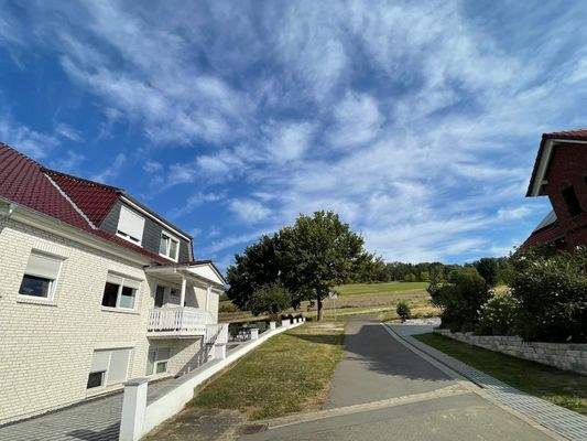 Seitenansicht mit Blick zum Wald