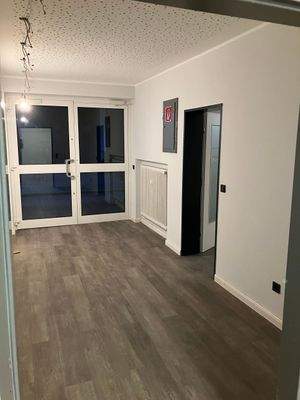 Büroflur mit Glasfront