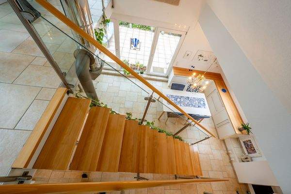 Moderne Holz-Glas-Stahl Treppe