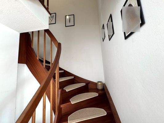 Treppe vom Erd- in das Obergeschoss